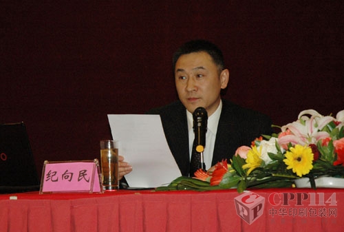 上海紫光紀(jì)向民：市場風(fēng)暴在持續(xù)  強(qiáng)強(qiáng)聯(lián)手為上策 