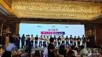 7月9號(hào)，不干膠大會(huì)及行業(yè)頒獎(jiǎng)晚宴全體嘉賓合影